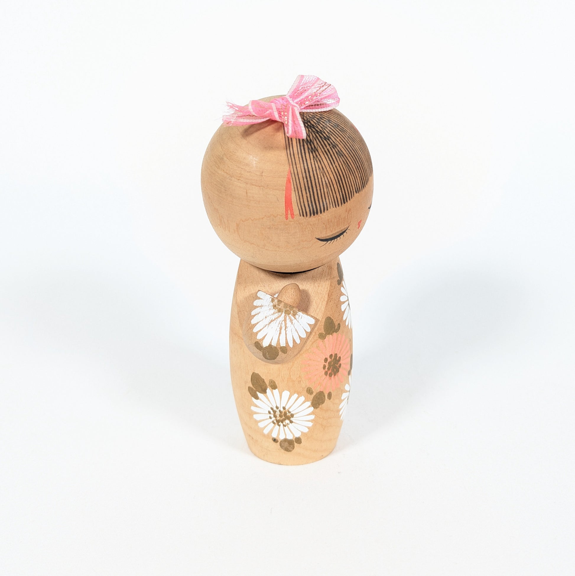kokeshi de collection d'aoki ryoka motif fleurs japonaises hinagiku marguerite design artiste bois naturel