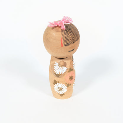 kokeshi de collection d'aoki ryoka motif fleurs japonaises hinagiku marguerite design artiste bois naturel