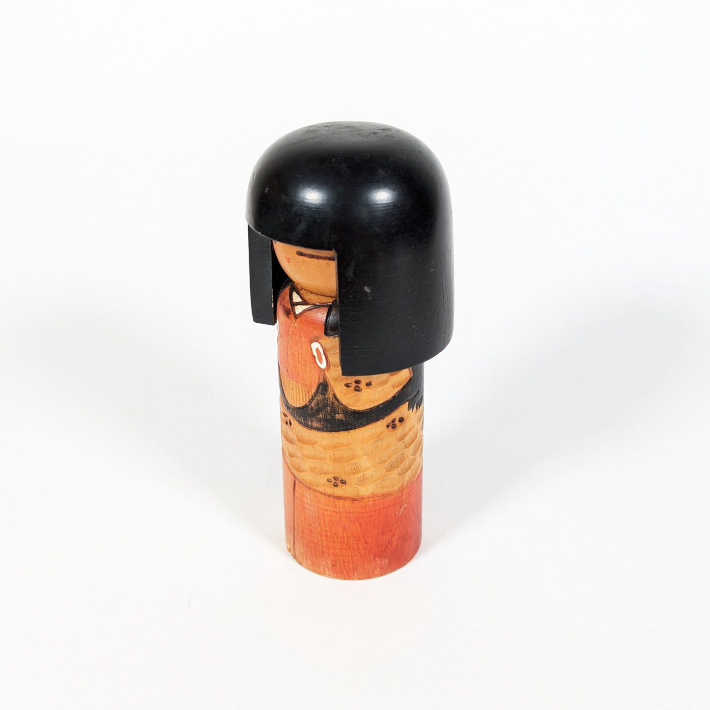 Kokeshi créative japonaise en bois sculpté, vue de profil avec détails du kimono