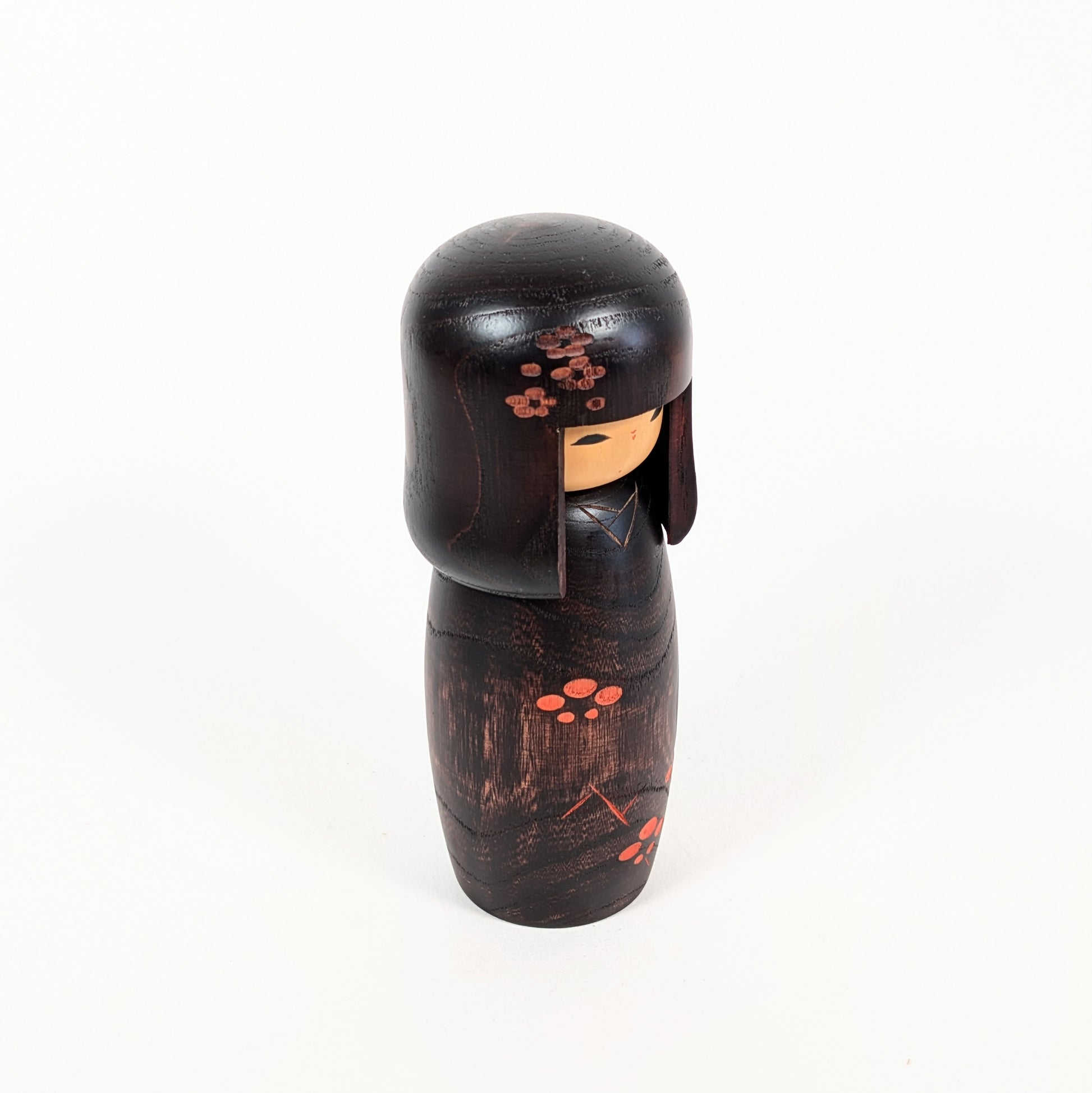 Poupée kokeshi Usaburo 春彩 Shunsai, coiffure okappa et motifs ume rouges