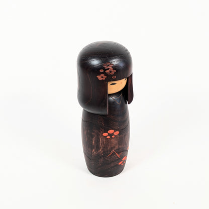 Poupée kokeshi Usaburo 春彩 Shunsai, coiffure okappa et motifs ume rouges