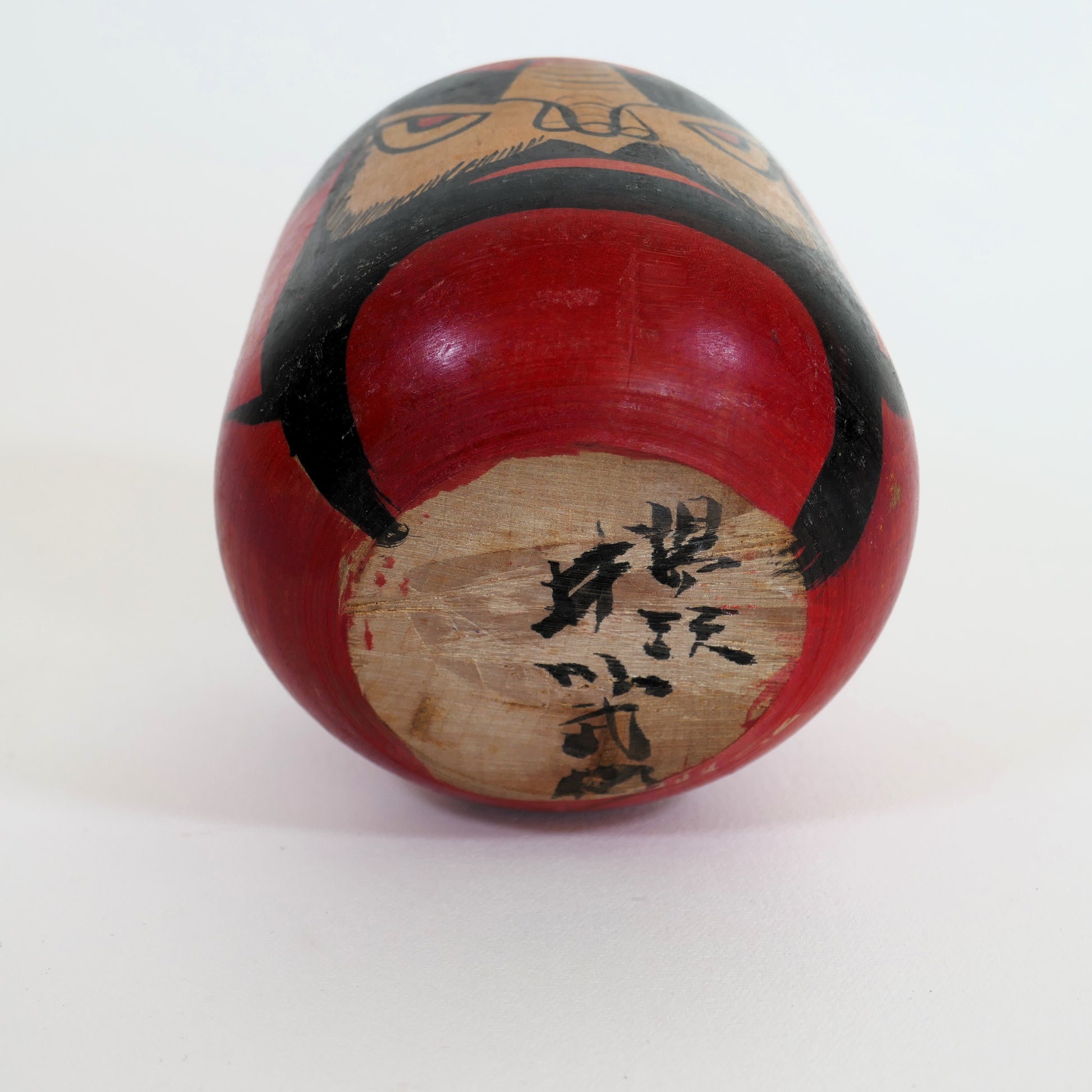 signature artisanale japonaise sous une kokeshi Daruma ancienne en bois – KOGEDO