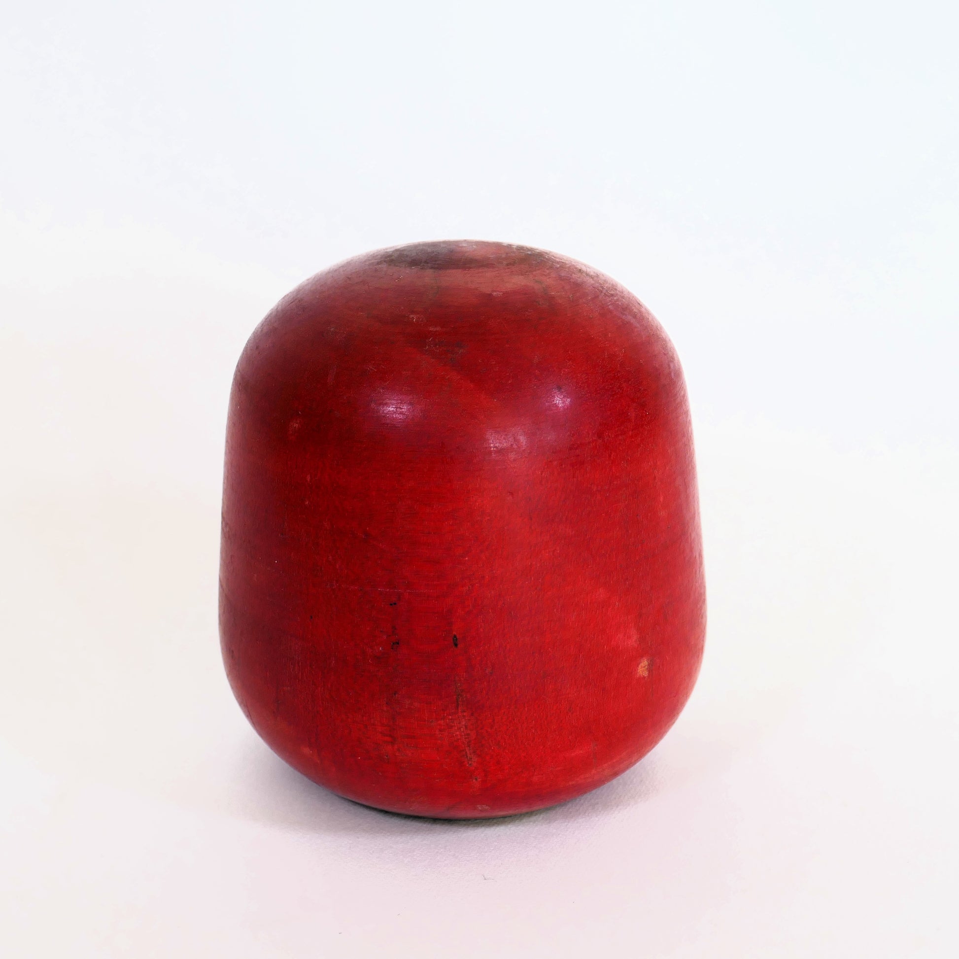 Vue arrière d’une kokeshi Daruma en bois rouge, artisanat japonais traditionnel – KOGEDO