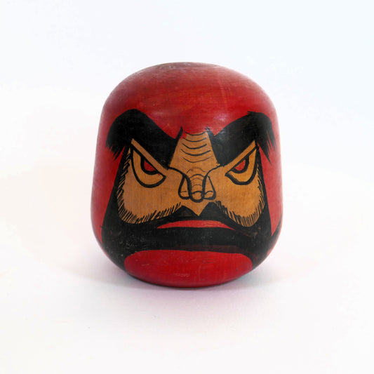 Kokeshi Daruma ancien en bois peint vu de face, artisan japonais non identifié – KOGEDO