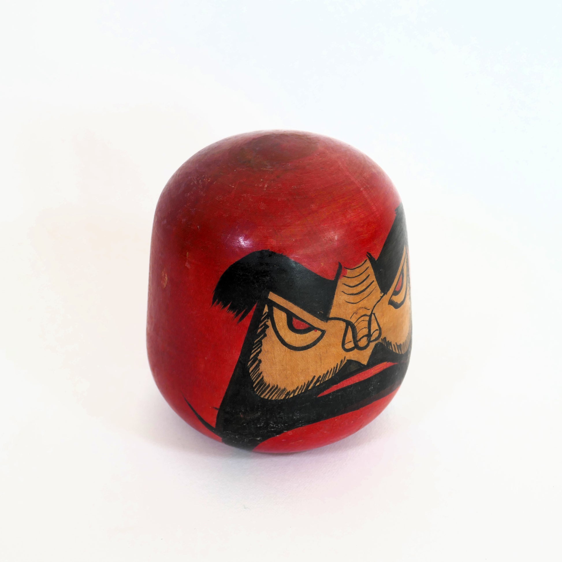 vue de profil de la kokeshi daruma kogedo