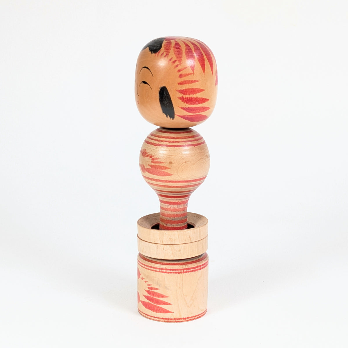 Kokeshi dentō Tōgatta de Nagao Masayoshi vue de profil, exemple d’artisanat japonais traditionnel en bois tourné.