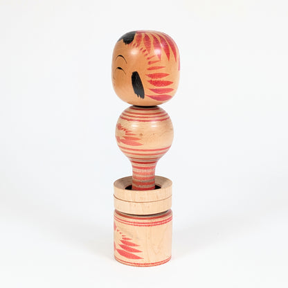 Kokeshi dentō Tōgatta de Nagao Masayoshi vue de profil, exemple d’artisanat japonais traditionnel en bois tourné.
