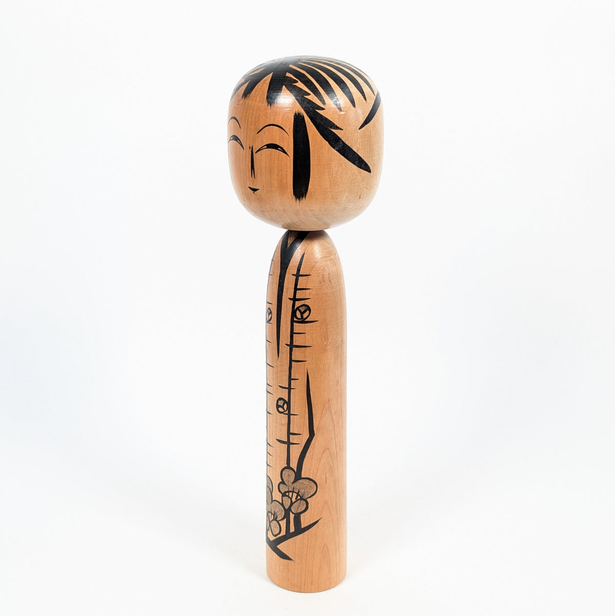 Kokeshi dentō de style Tōgatta datant de l'époque Shōwa, ornée de motifs ume, fleurs de prunier japonaises stylisées.