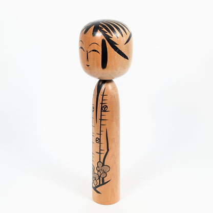 Kokeshi dentō de style Tōgatta datant de l'époque Shōwa, ornée de motifs ume, fleurs de prunier japonaises stylisées.