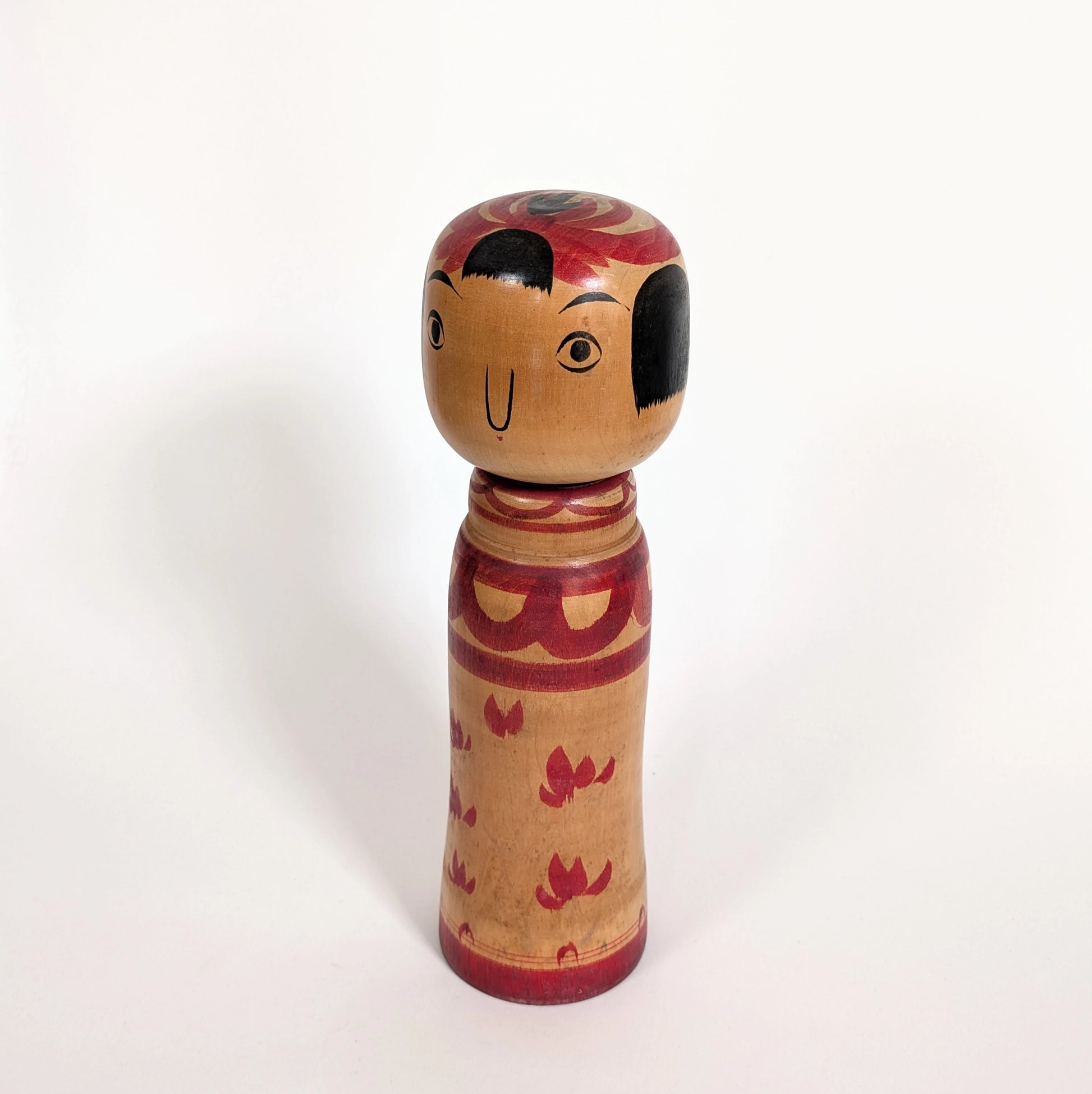 Kokeshi dentō du Tōhoku, poupée japonaise vintage en bois, motifs rouges traditionnels, signée Abe Tsunekichi