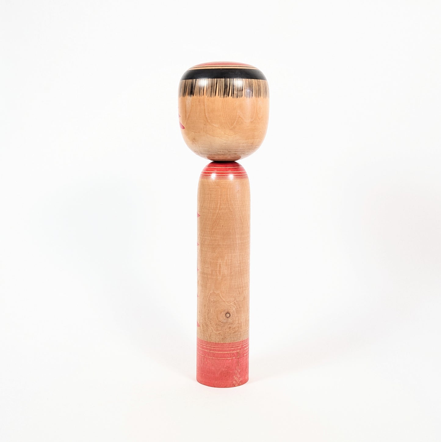 Dos de la kokeshi dentō Yajirō de Kamata Kōichi, révélant le bois tourné, son veinage naturel et sa patine.