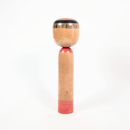 Dos de la kokeshi dentō Yajirō de Kamata Kōichi, révélant le bois tourné, son veinage naturel et sa patine.