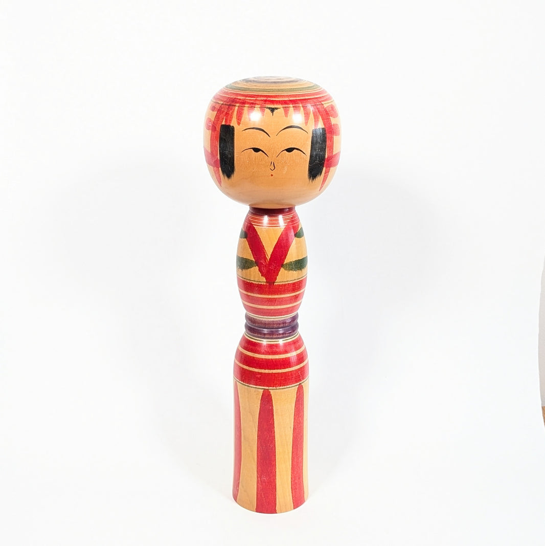 Kokeshi dentō Yajirō-kei de grande taille, poupée japonaise en bois tourné avec tête ronde, kimono stylisé rouge et visage souriant