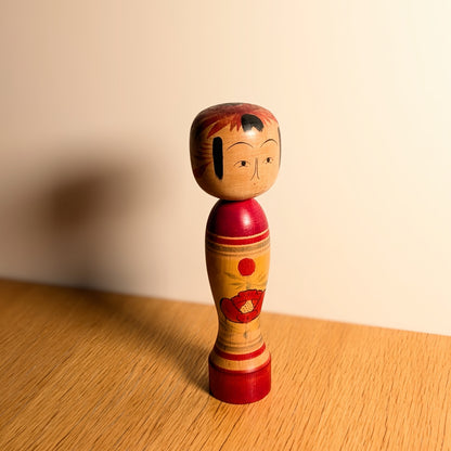Kokeshi dentō Zao par Kimura Yusuke, poupée japonaise traditionnelle en bois avec motif de pivoine rouge