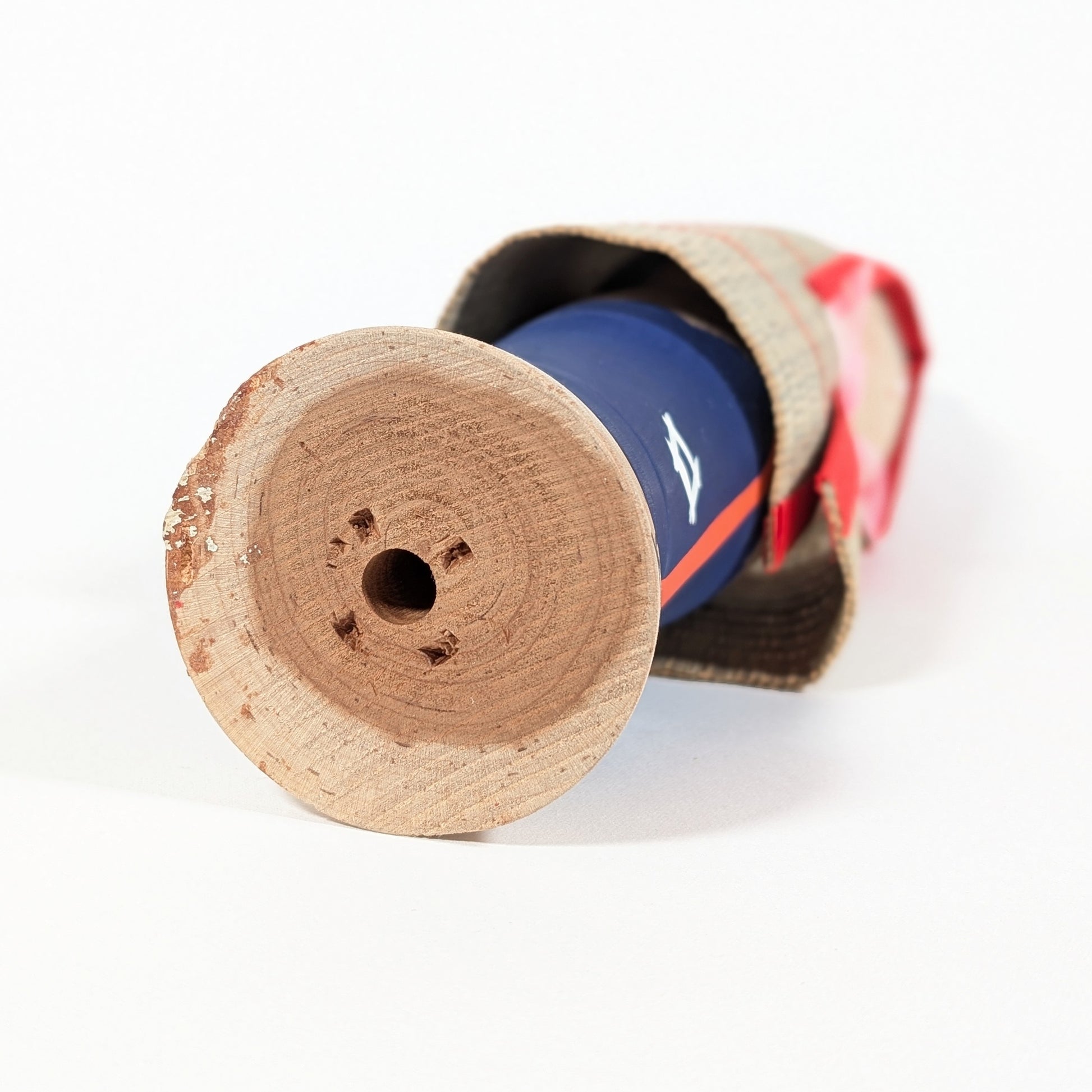 Dessous d’une kokeshi japonaise montrant le travail du bois artisanal et la fabrication traditionnelle