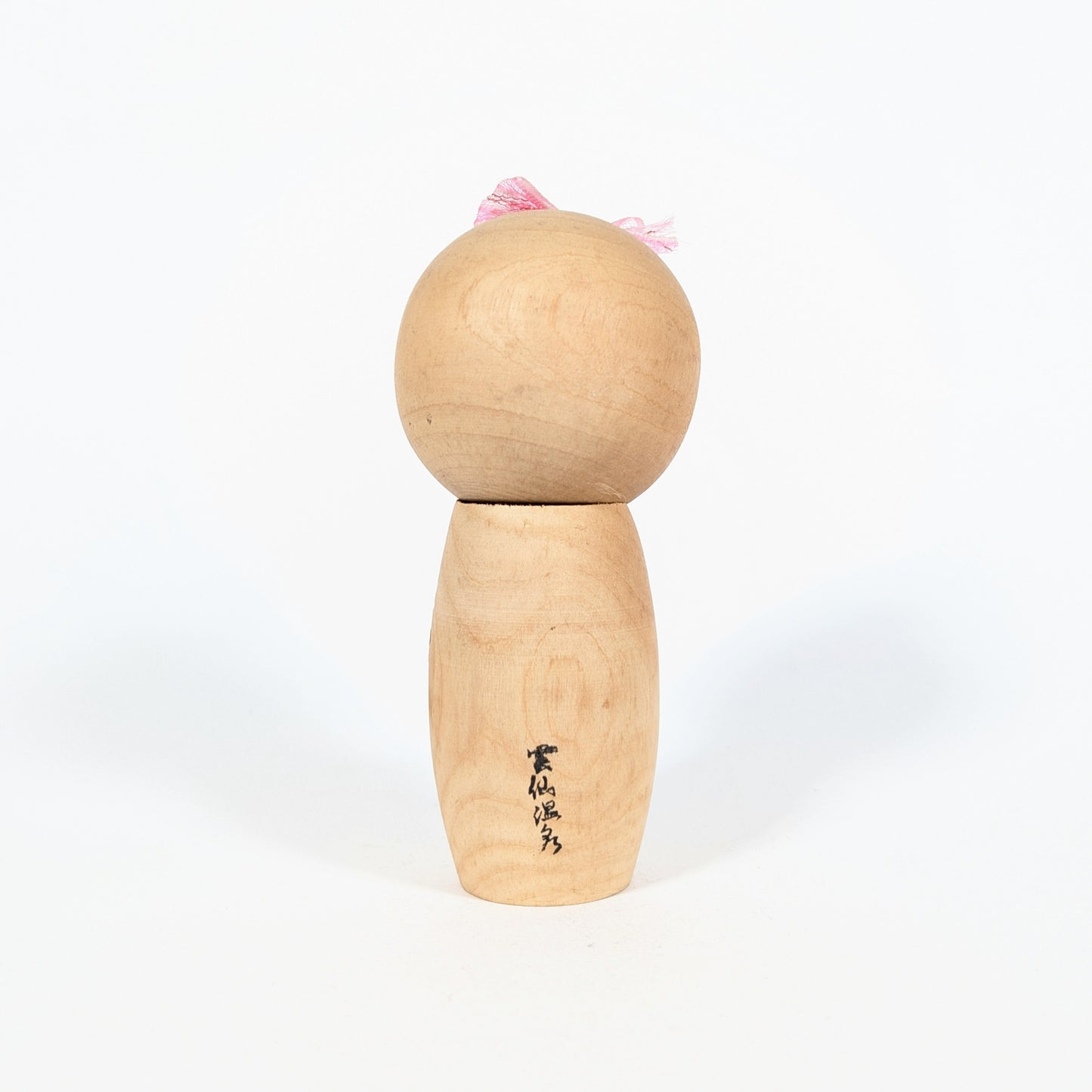 kokeshi dos inscription Unzen Onsen calligraphie japonaise peinte sur bois