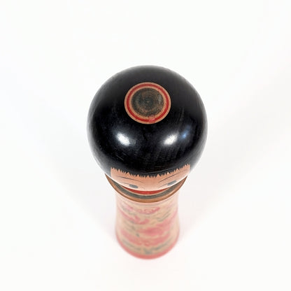 Vue du janome sur la tête d’une kokeshi Ginzan Oshin, coiffure okappa noire et finition artisanale japonaise