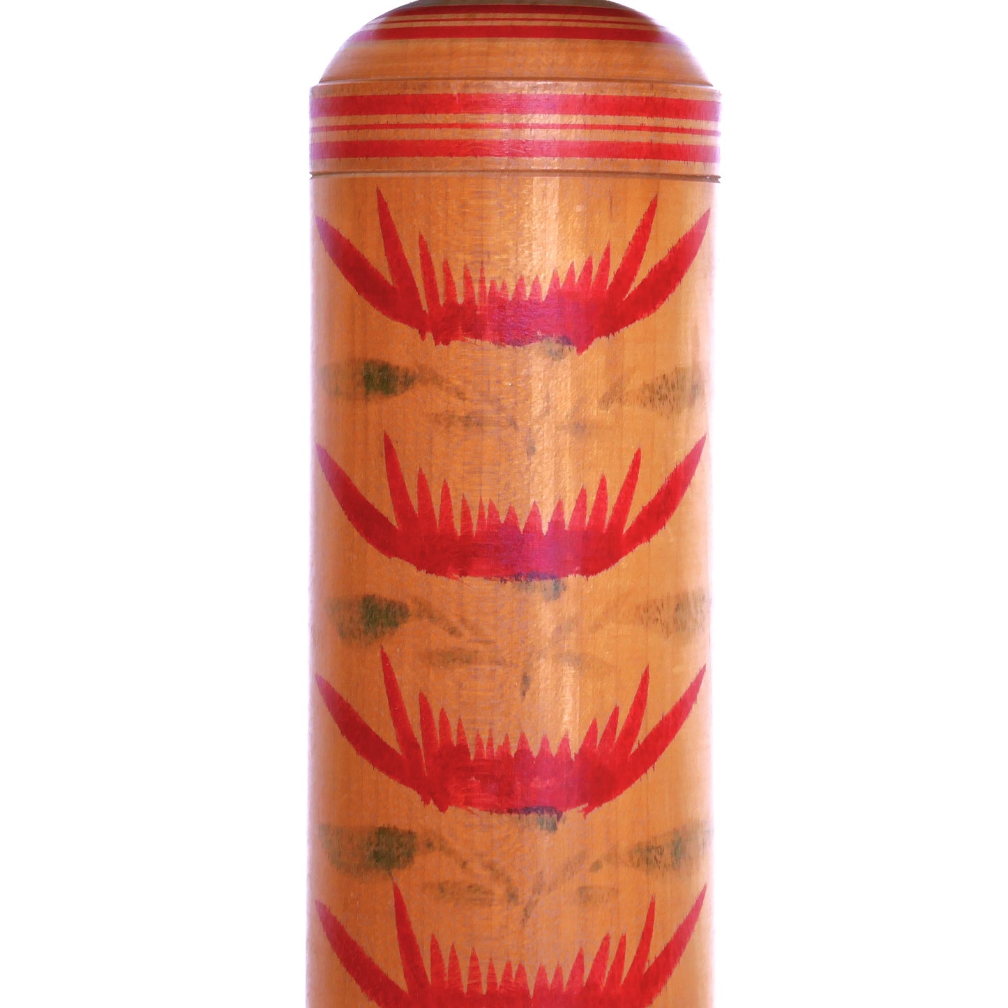 Motifs de chrysanthèmes stylisés rouges peints à la main sur le corps d’une kokeshi Hijiori artisanale japonaise