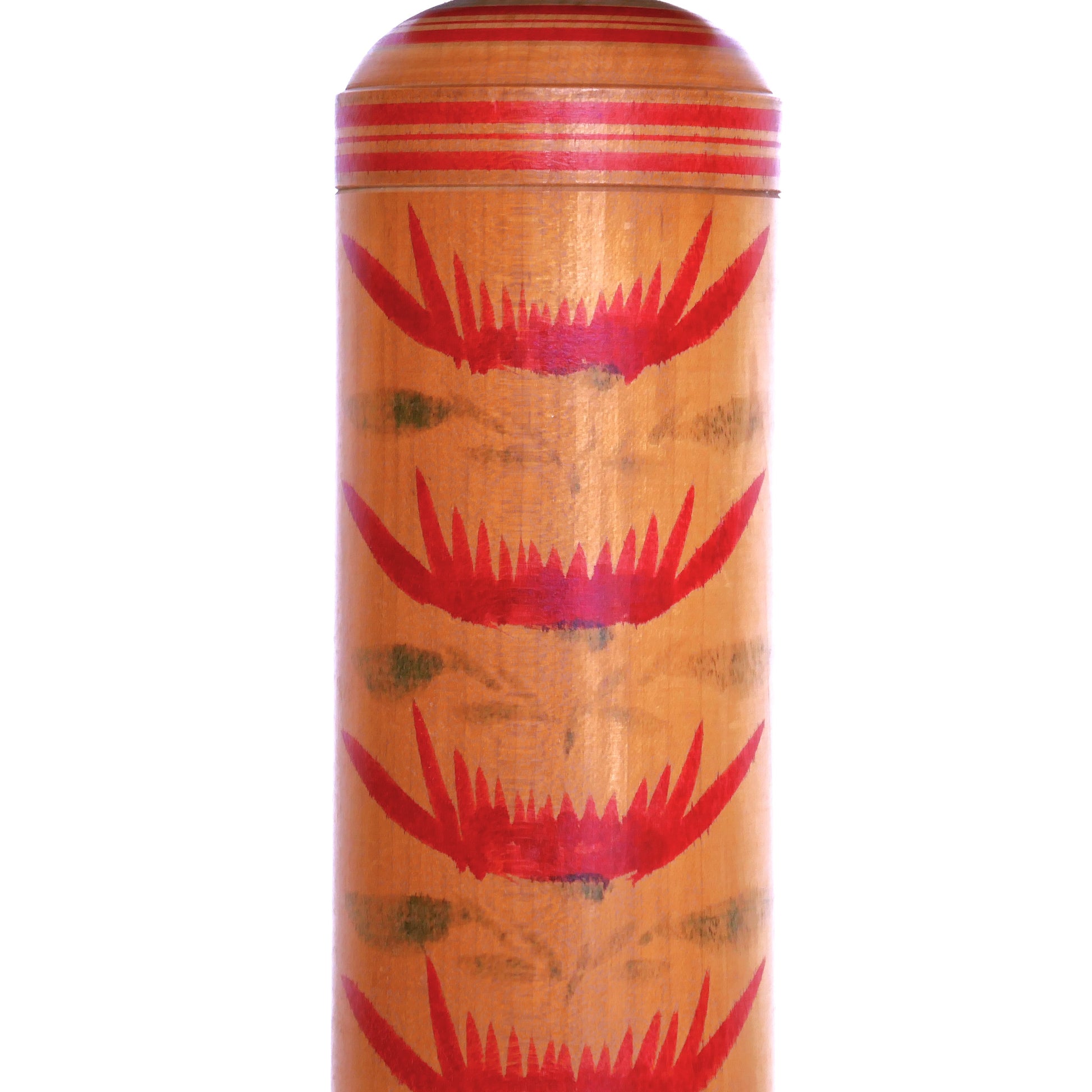 Motifs de chrysanthèmes stylisés rouges peints à la main sur le corps d’une kokeshi Hijiori artisanale japonaise