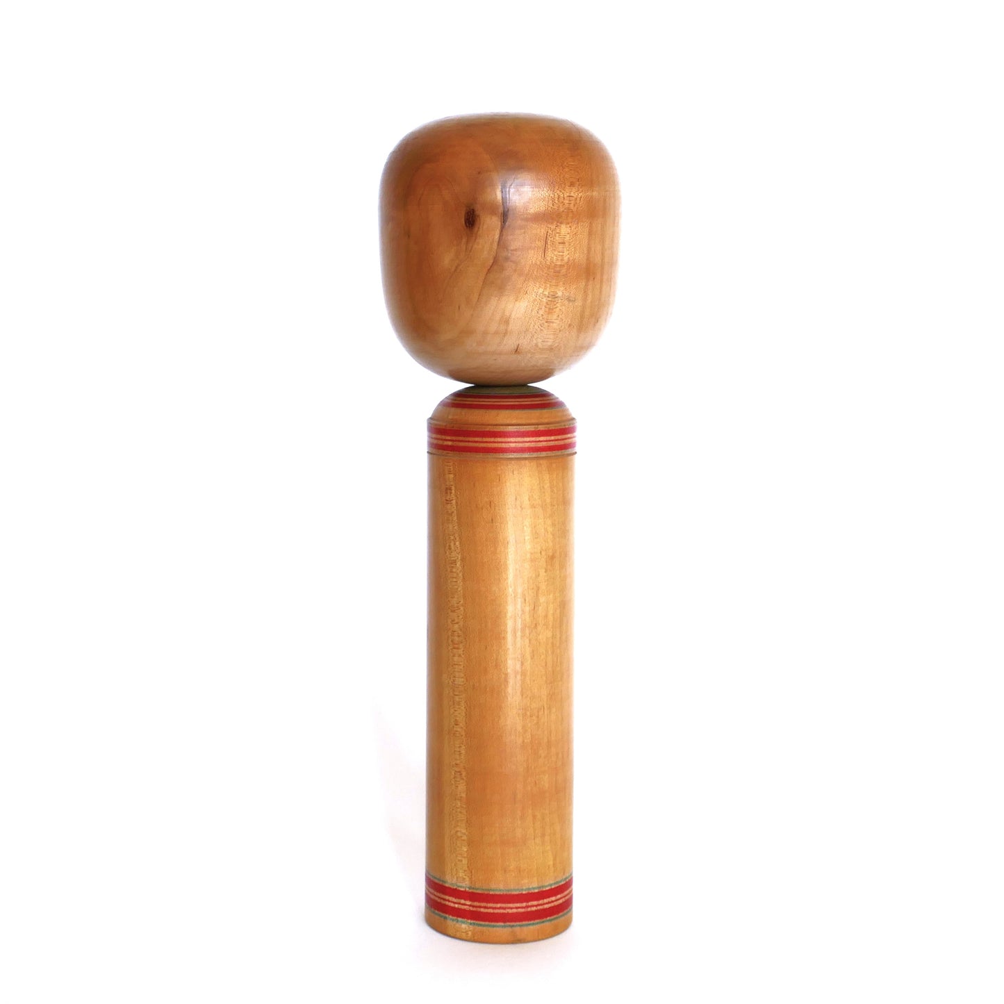 Vue de dos d’une kokeshi Hijiori de 32 cm sur fond bois naturel