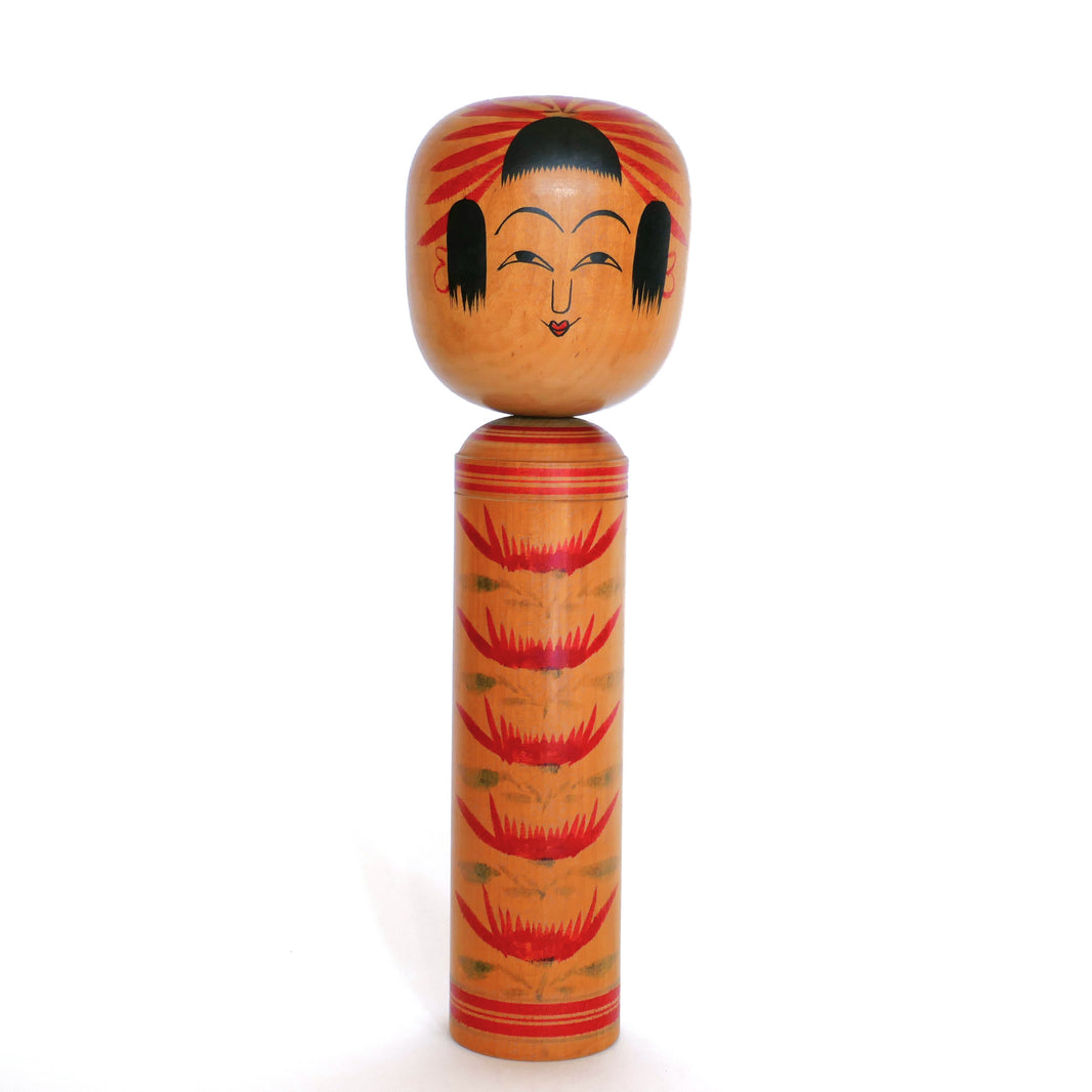 Poupée kokeshi Hijiori traditionnelle de 32 cm avec visage souriant peint à la main, bouche en V rouge vif typique, signée Okuyama Kuraji