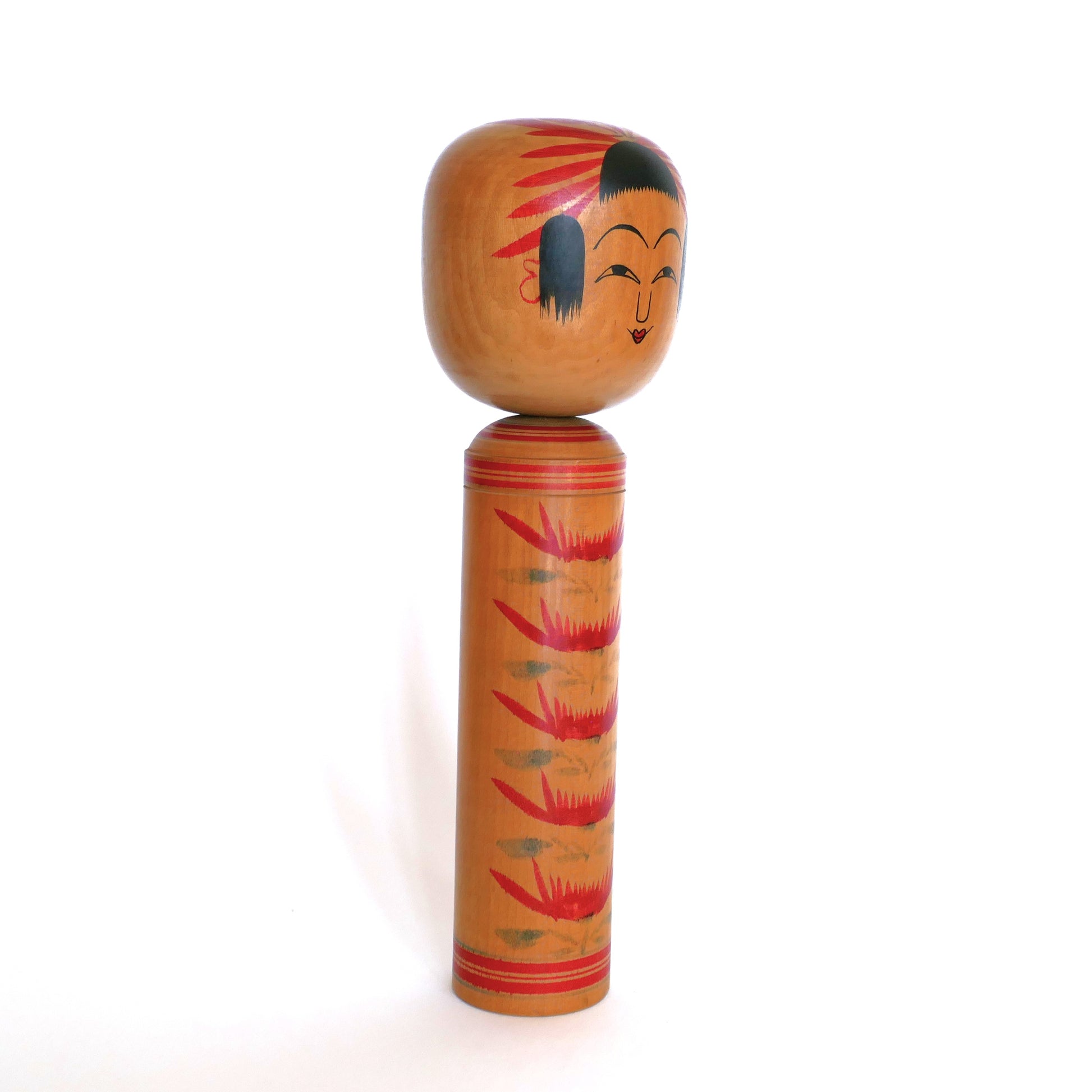 Profil droit d’une kokeshi artisanale Hijiori avec coiffure noire peinte et expression douce, artisan Okuyama Kuraji