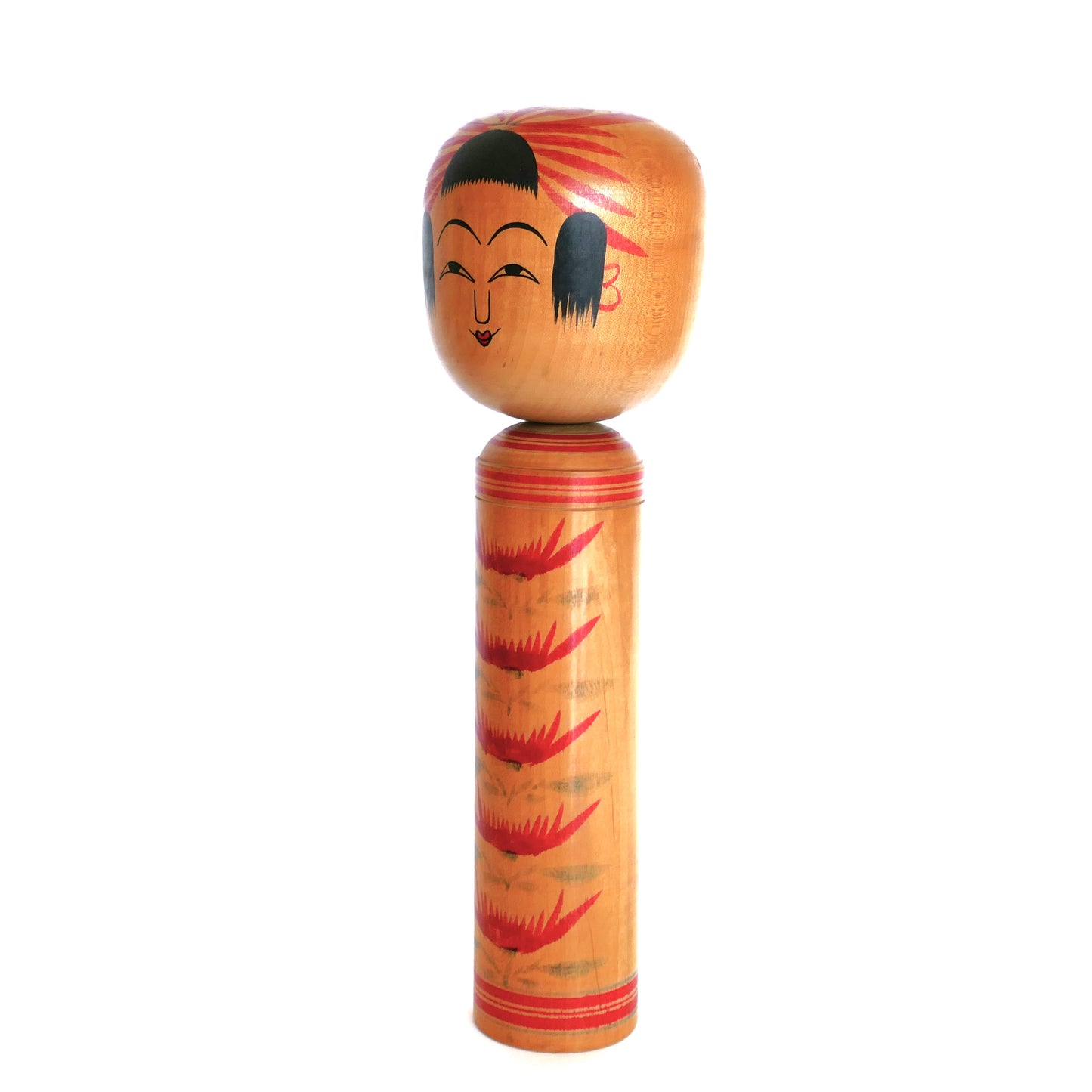 Vue de profil gauche d'une poupée japonaise en bois Hijiori, avec mèches latérales noires stylisées