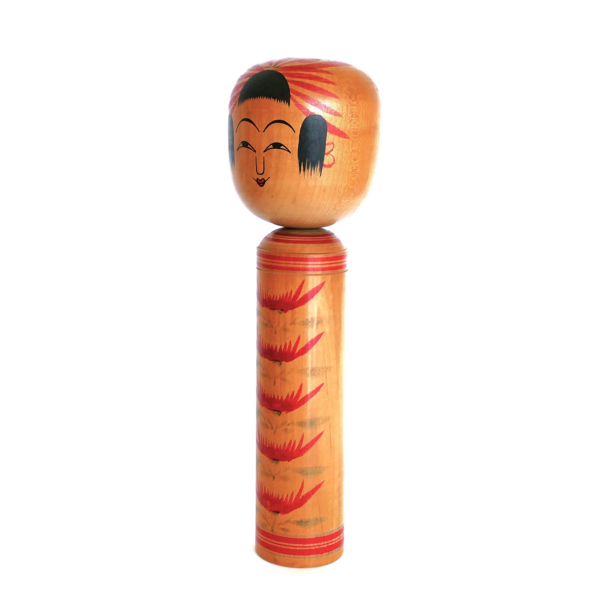 Vue de profil gauche d'une poupée japonaise en bois Hijiori, avec mèches latérales noires stylisées