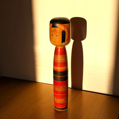 Grande kokeshi japonaise ancienne en décoration intérieure, objet d’art japonais authentique et poétique