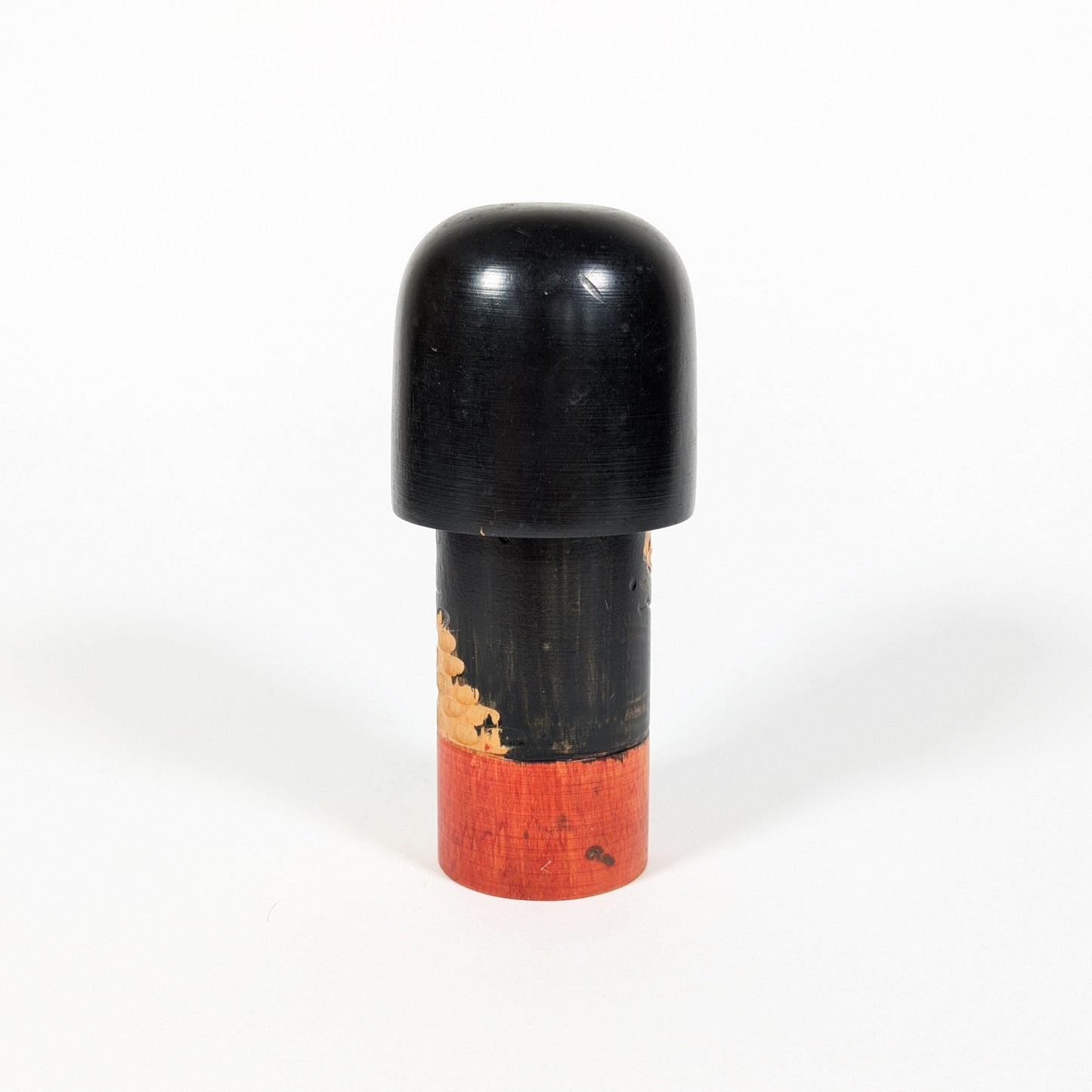 Dos d’une kokeshi japonaise ancienne en bois avec patine et traces du temps époque Showa