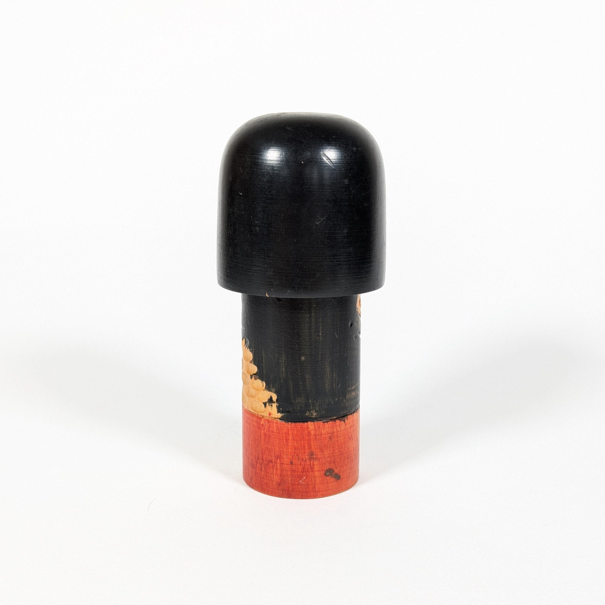 Dos d’une kokeshi japonaise ancienne en bois avec patine et traces du temps époque Showa