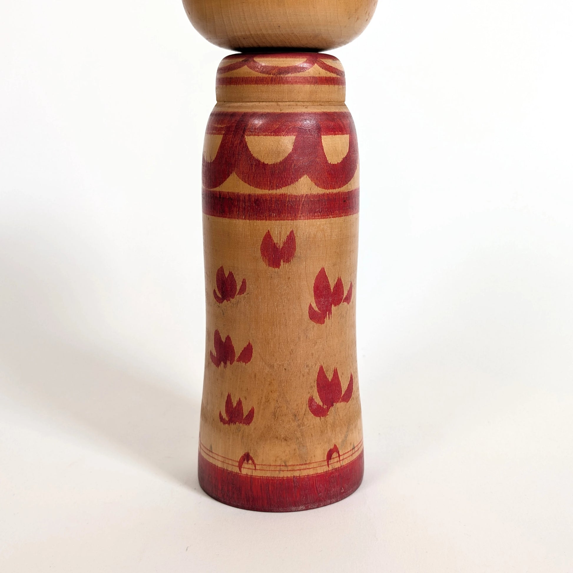 Kokeshi japonaise ancienne en bois tourné, décor floral rouge peint à la main, style Zao, art populaire japonais traditionnel