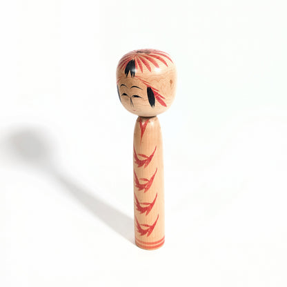 Vue de profil d’une kokeshi japonaise ancienne Togatta-kei, artisanat traditionnel japonais