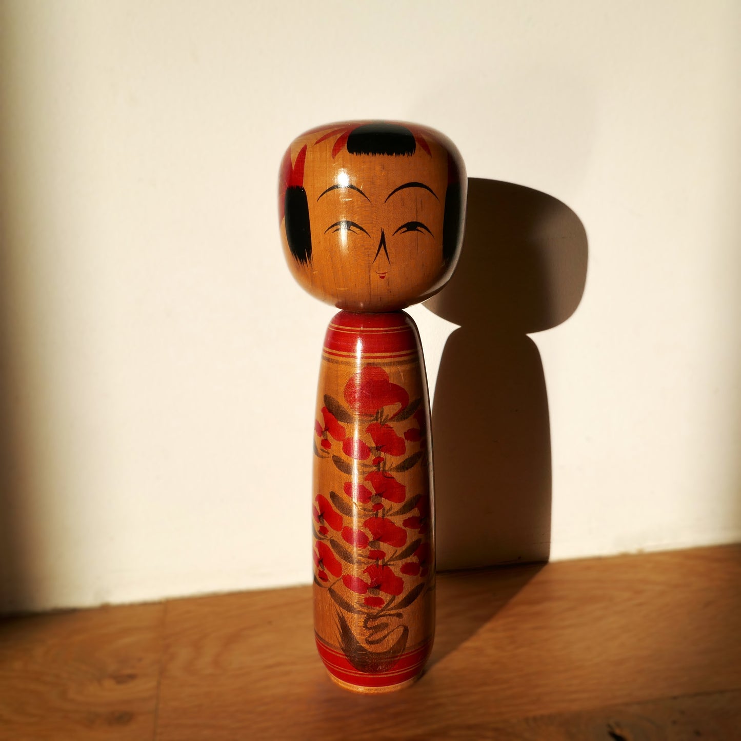 Kokeshi japonaise ancienne de l’école Yamagata par Kobayashi Chujiro, motif floral peint à la main, bois patiné, période Showa, poupée kokeshi artisanale 24 cm
