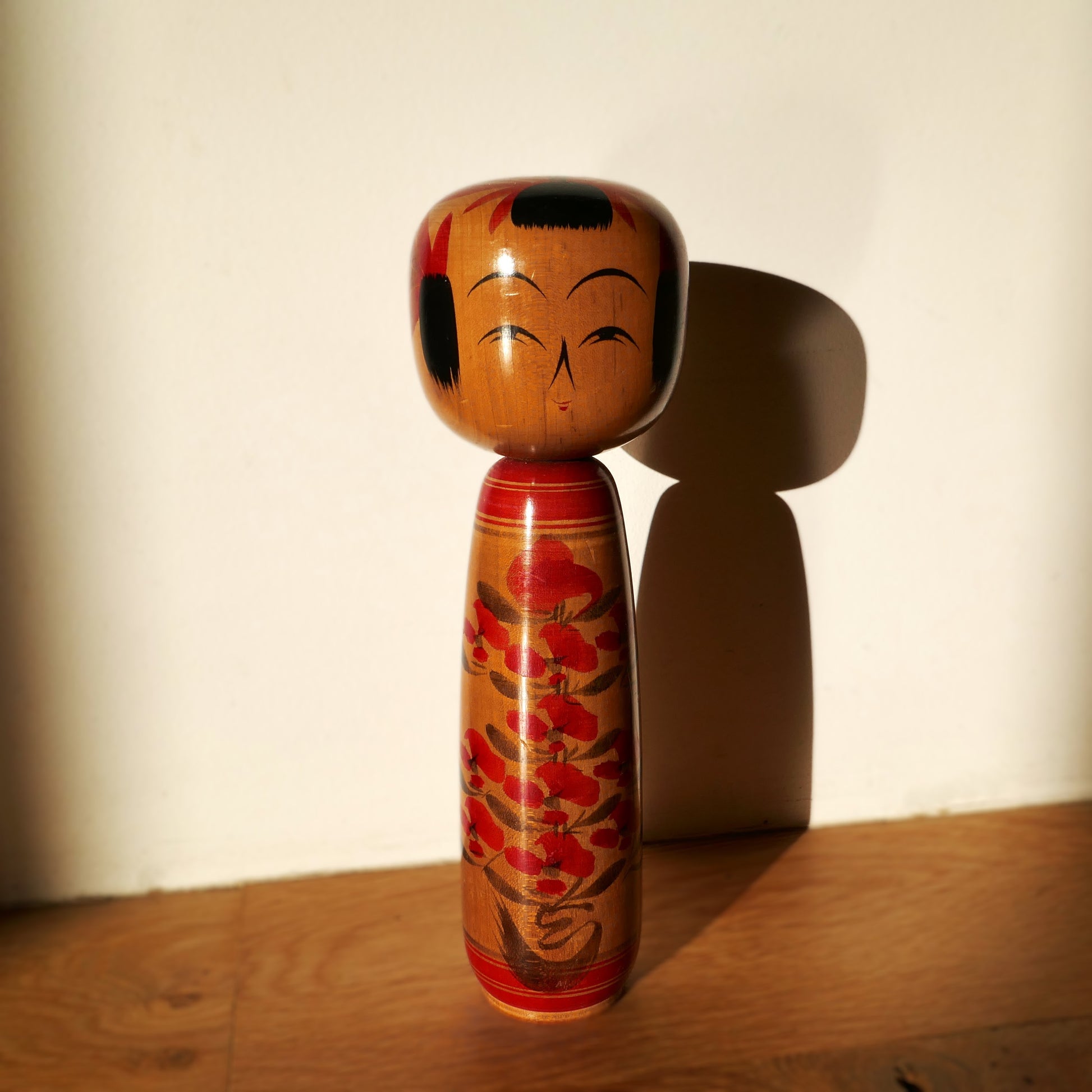 Kokeshi japonaise ancienne de l’école Yamagata par Kobayashi Chujiro, motif floral peint à la main, bois patiné, période Showa, poupée kokeshi artisanale 24 cm
