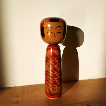 Kokeshi japonaise ancienne de l’école Yamagata par Kobayashi Chujiro, motif floral peint à la main, bois patiné, période Showa, poupée kokeshi artisanale 24 cm
