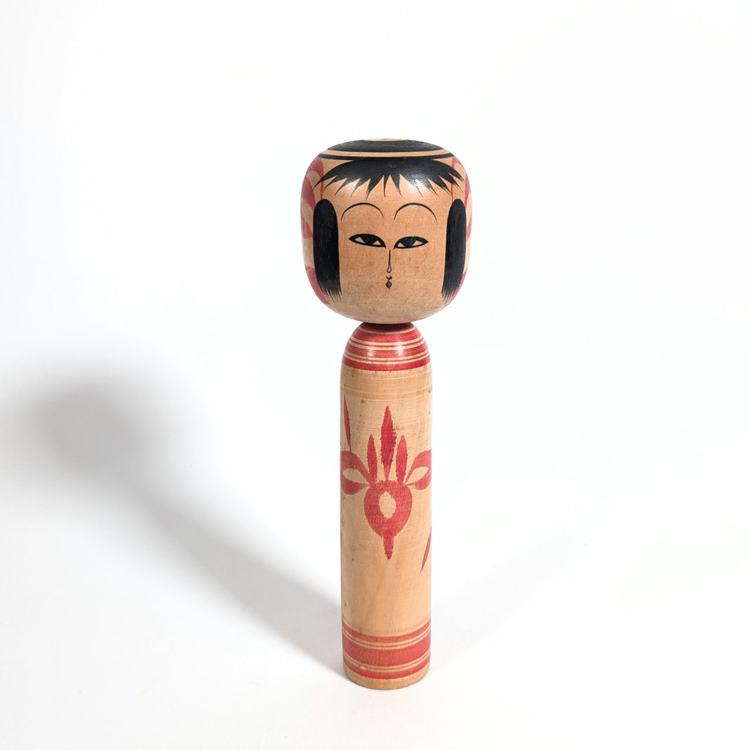 Kokeshi japonaise ancienne par Yasuaki Katō, style Tsuchiyu, poupée en bois peinte à la main avec motif floral iris rouge.