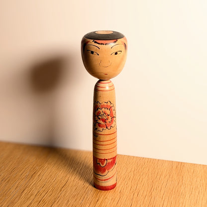 Kokeshi japonaise authentique en bois, pièce décorative traditionnelle signée Arakawa Yōichi.