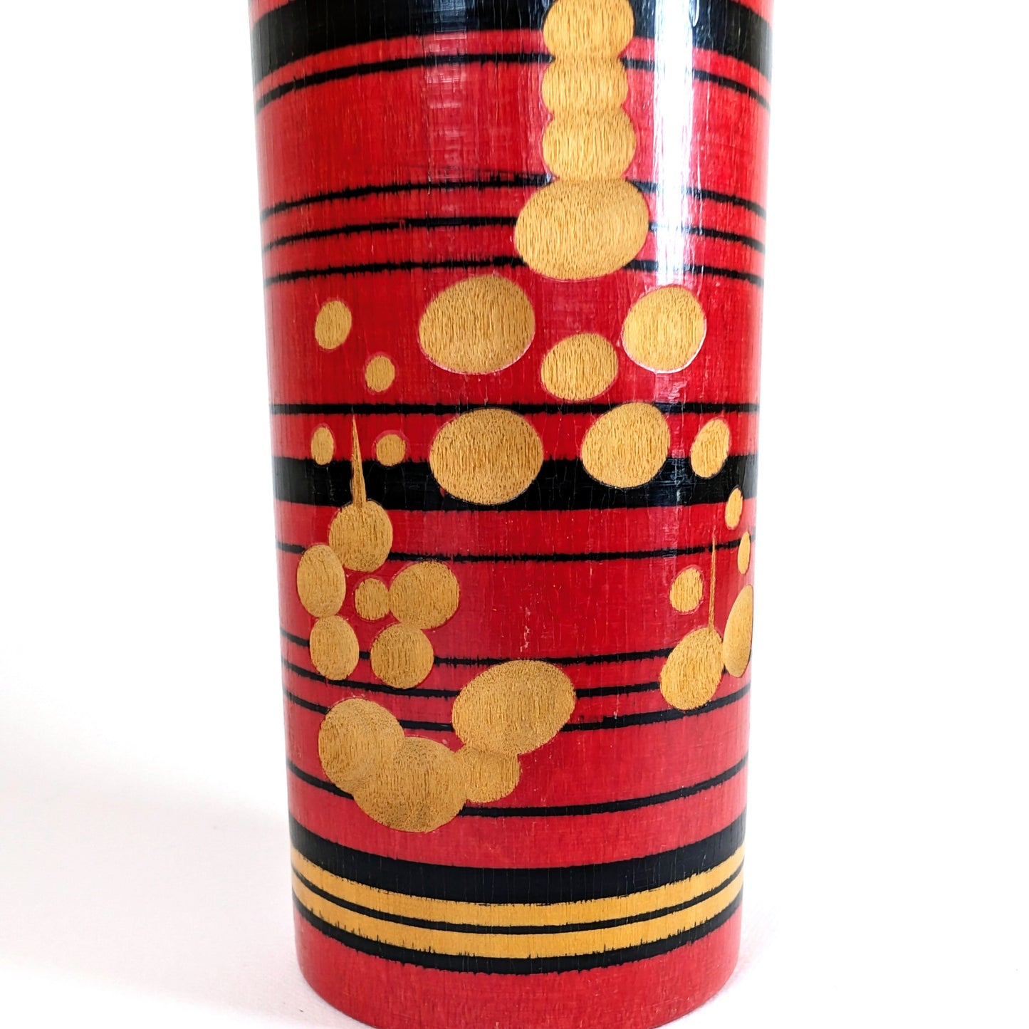 Détail du décor bois sur le corps d’une kokeshi japonaise vintage en bois peint par Sasaki Katsumi