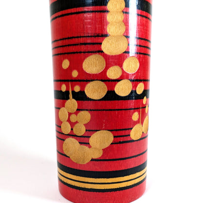 Détail du décor bois sur le corps d’une kokeshi japonaise vintage en bois peint par Sasaki Katsumi