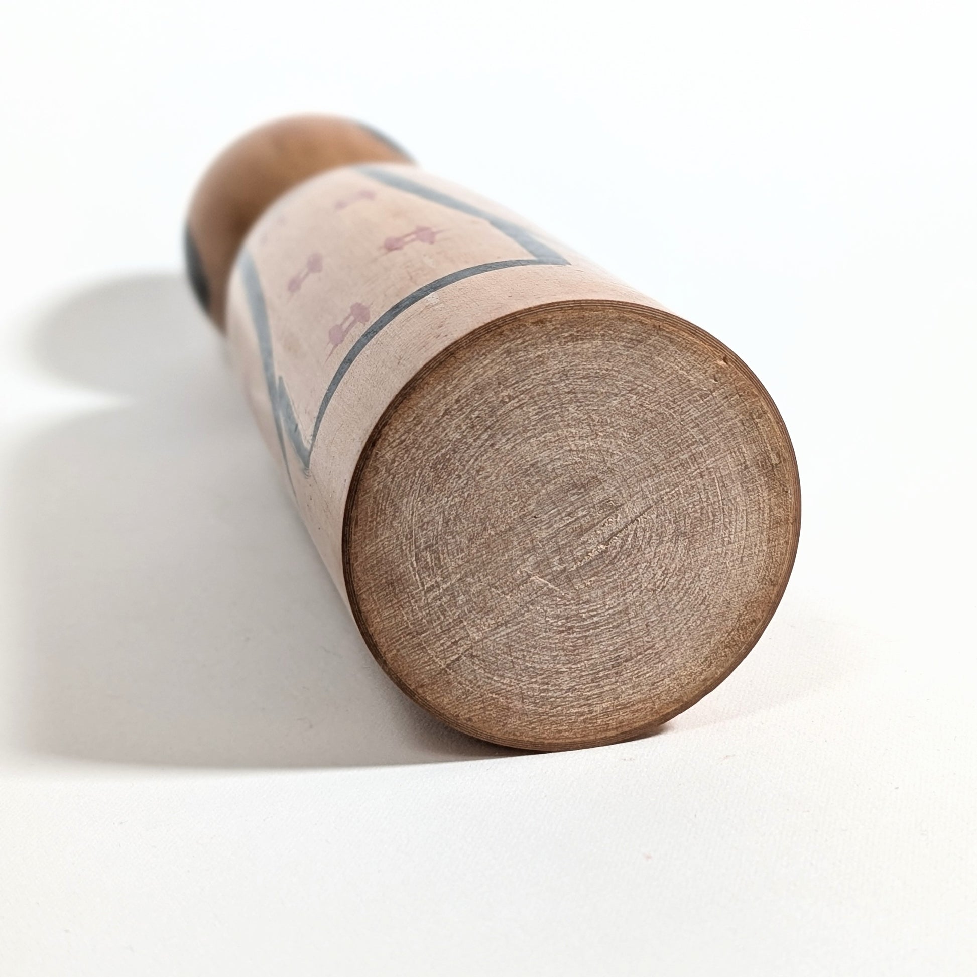 Base en bois tourné d’une kokeshi japonaise artisanale travail traditionnel du bois Japon