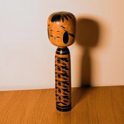 Kokeshi poupée japonaise Togatta en décoration intérieure, ambiance wabi sabi, artisanat ancien signé Sato Shigekazu, poupée en bois traditionnelle
