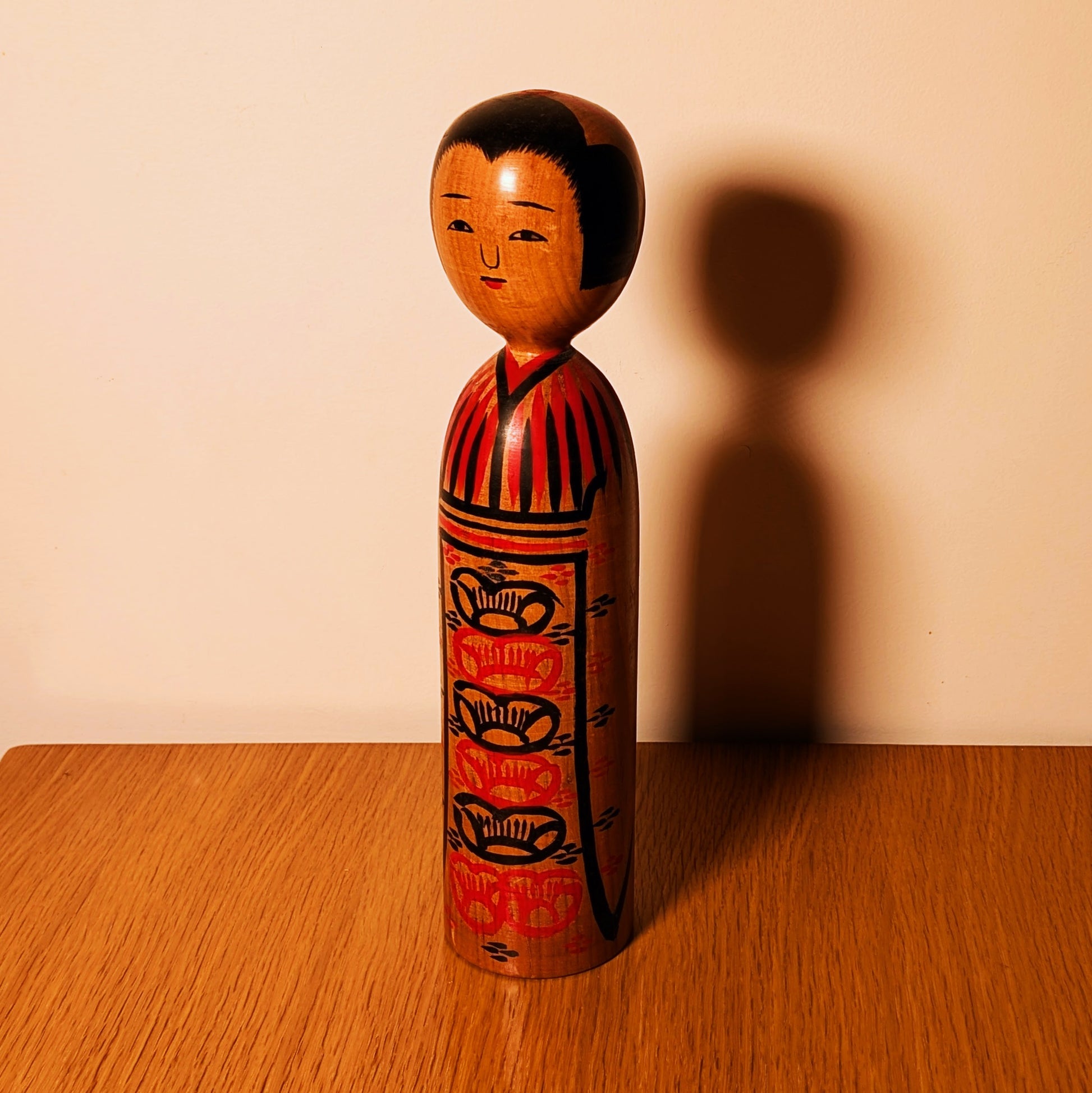 Kokeshi japonaise ancienne en bois, art populaire japonais, décor floral traditionnel ume