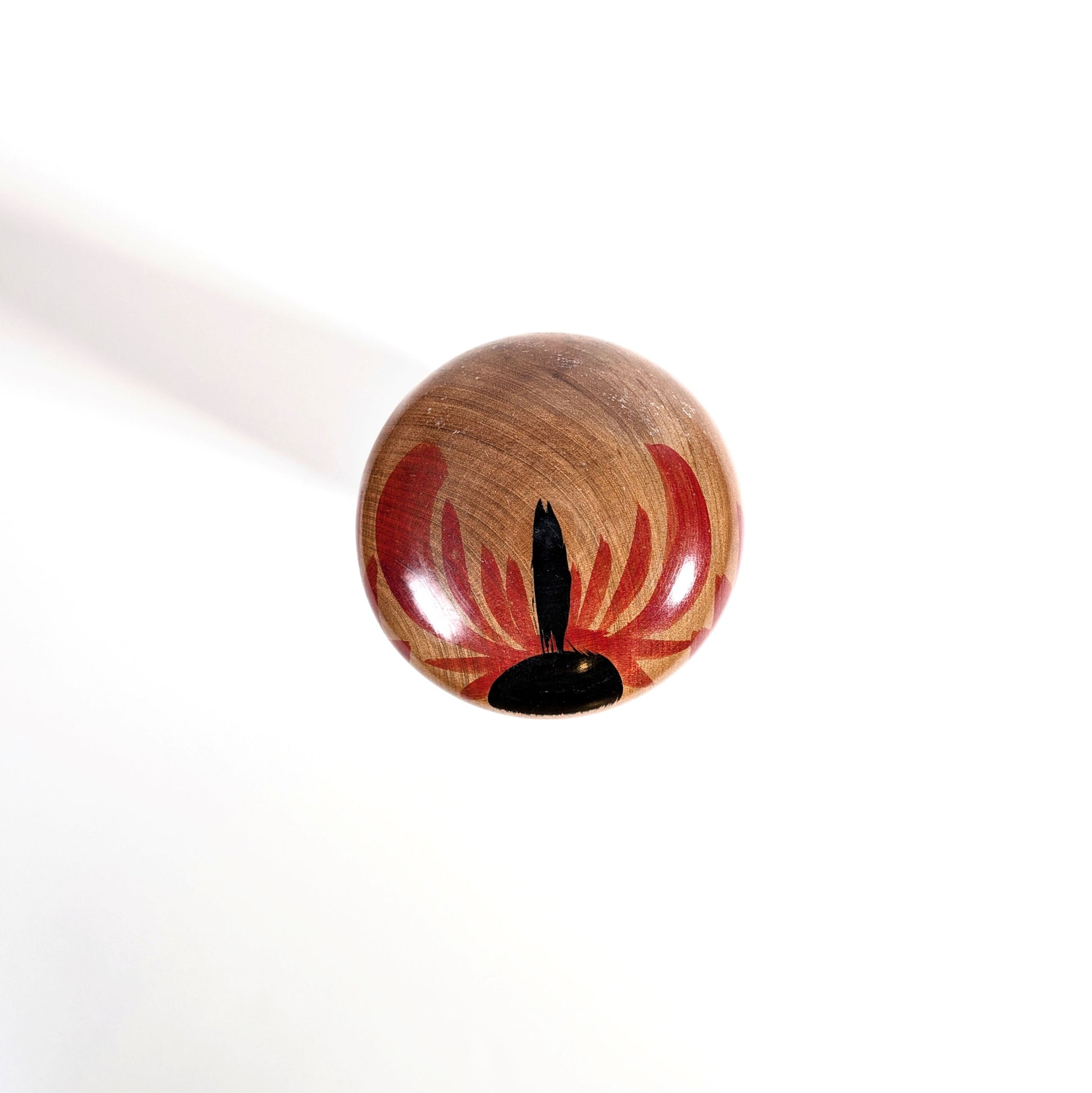 Détail du sommet de la tête d’une kokeshi japonaise en bois, peinture traditionnelle, artisanat japonais ancien
