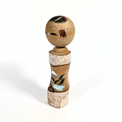 Kokeshi japonaise vintage peinte à la main, paysage du Mont Fuji et du lac Kawaguchi – artisanat traditionnel du Japon.