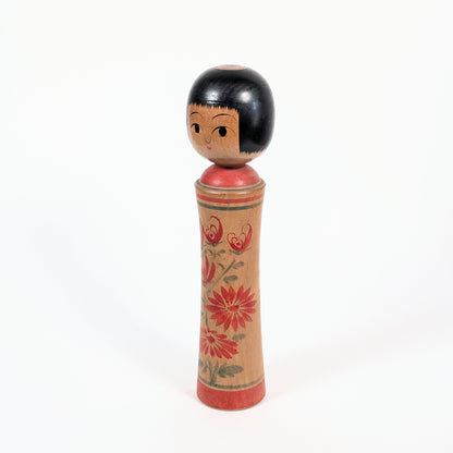 Kokeshi japonaise Oshin Ginzan signée Mamoru Izu, 31 cm, décor de chrysanthèmes rouges peint à la main