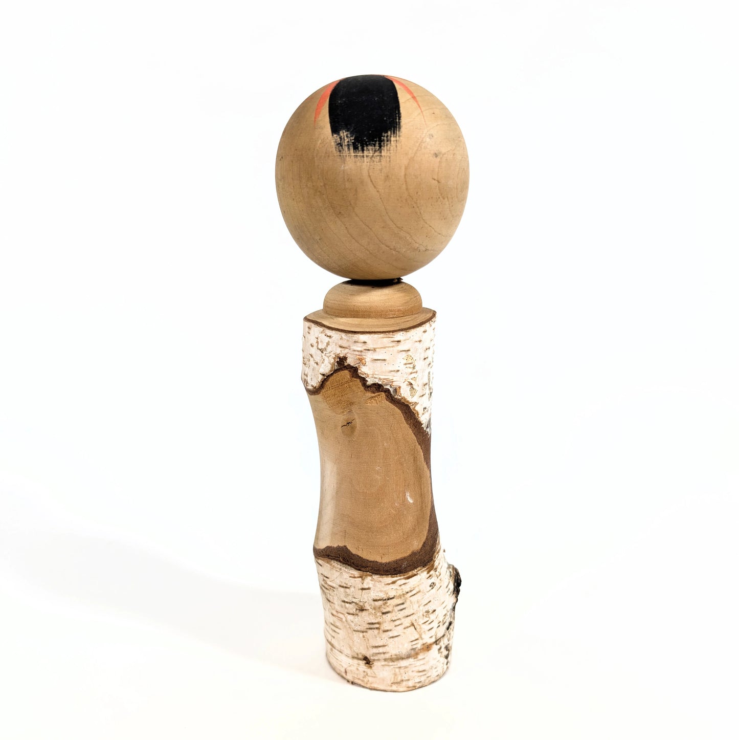 Kokeshi japonaise authentique, décor Mont Fuji et nature, peinture artisanale sur bois naturel. Vue de dos.