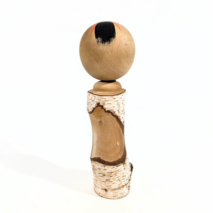 Kokeshi japonaise authentique, décor Mont Fuji et nature, peinture artisanale sur bois naturel. Vue de dos.