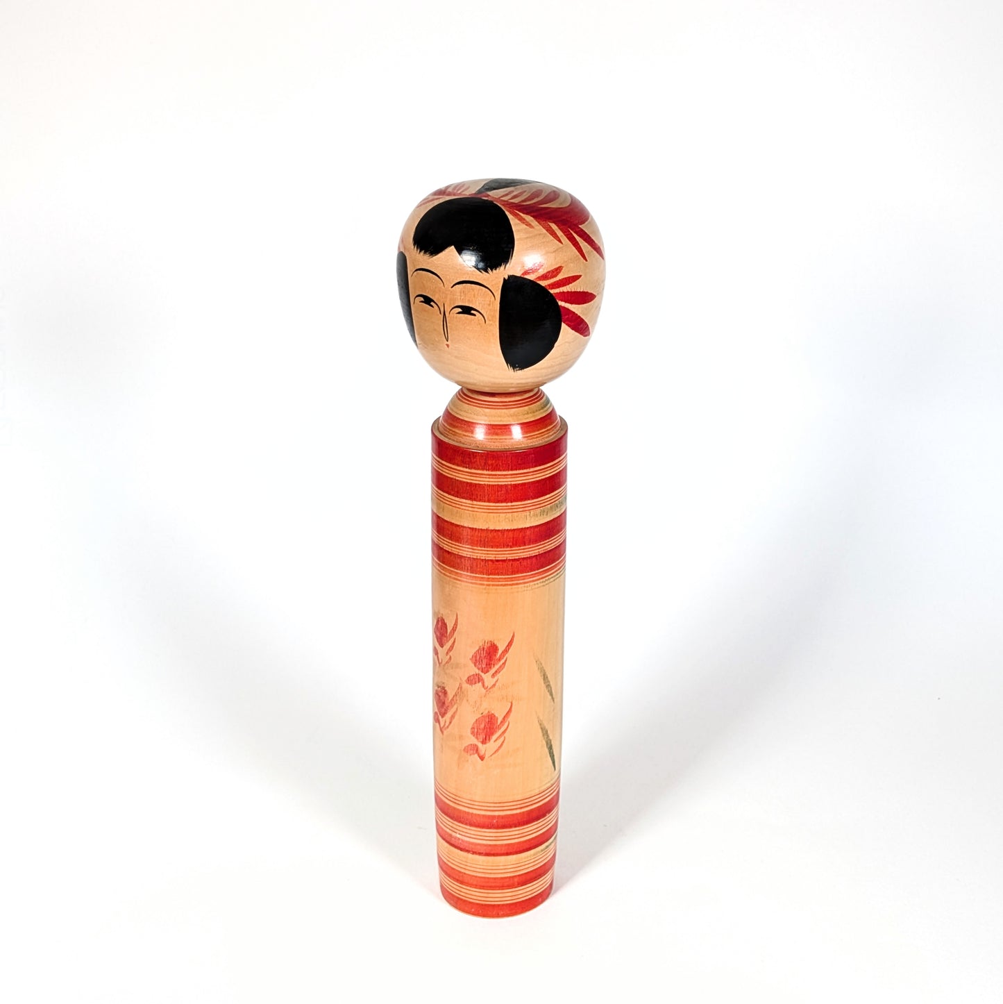 Vue trois-quarts d’une kokeshi japonaise Dento Sakunami en bois tourné, artisan Hiraga Tadashi