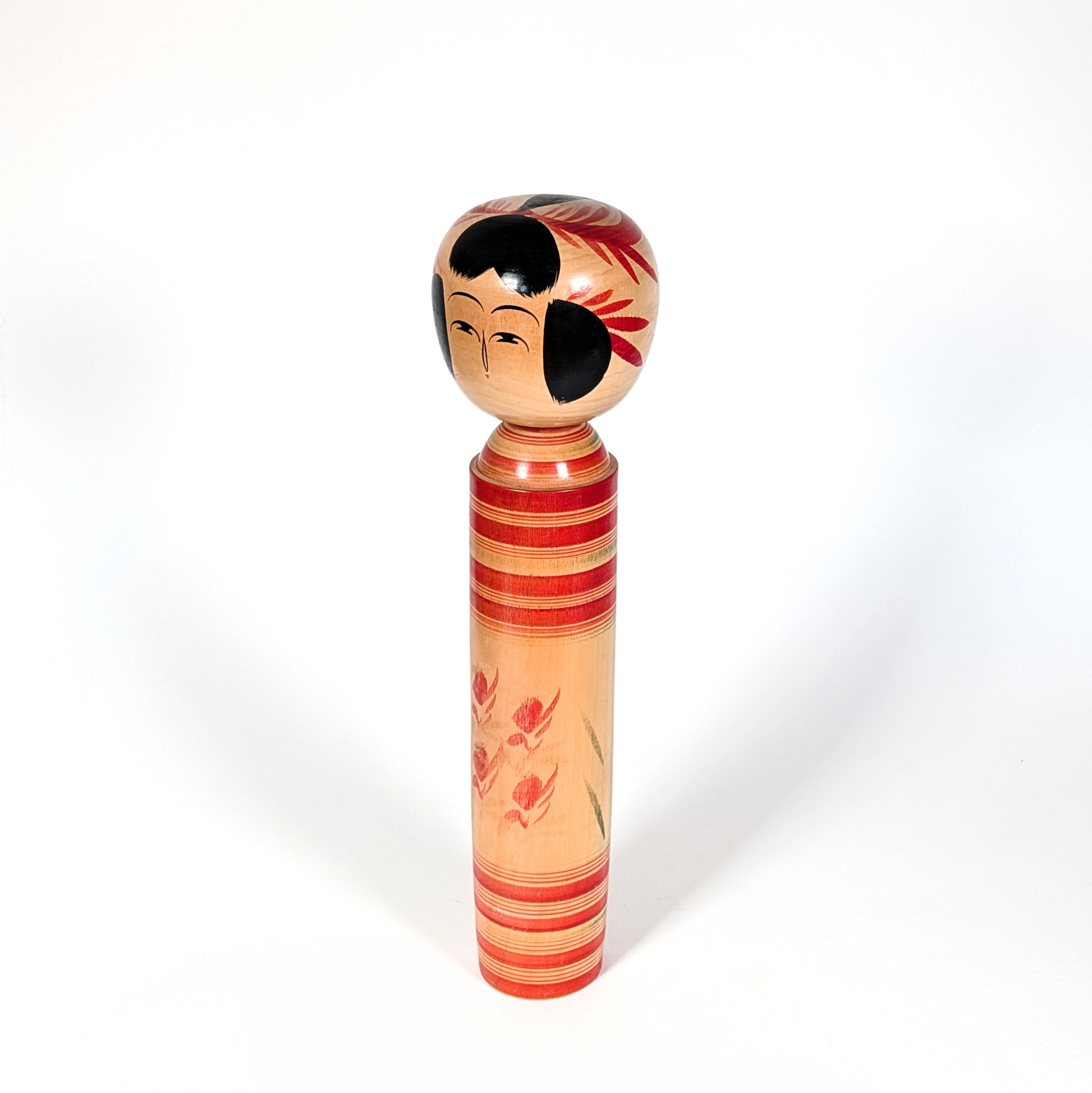 Vue trois-quarts d’une kokeshi japonaise Dento Sakunami en bois tourné, artisan Hiraga Tadashi